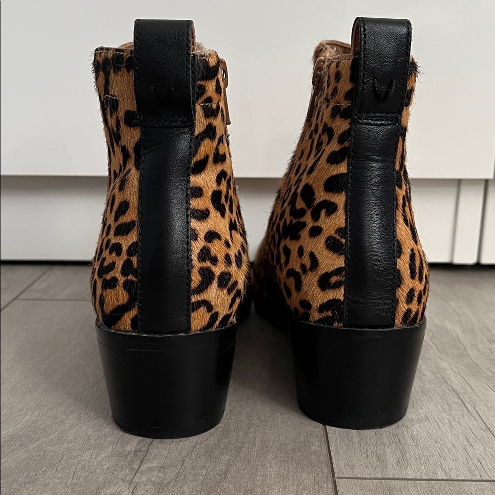 VIONIC NWOT Leopard Print Fur Leather Ankle Boots V Cutout, Size 8 - Picture 2 of 11